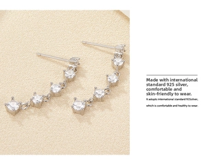 Makroaufnahme von S925 Sterling Silber Ohrringen mit funkelnden Zirkonia in Vierkrallenfassung