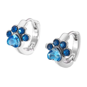 Detalle de pendientes de aro con huella de gato plateada y circonita azul corazón