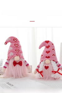 Dettaglio del set di gnomi di San Valentino con cappelli rosa e texture a maglia