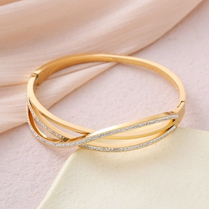 Bracelet croisé multicouche en acier inoxydable doré 18k avec cristaux pavés