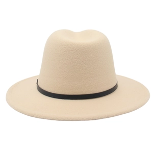 Vue détaillée du chapeau Fedora en laine beige avec un ruban décoratif en cuir noir