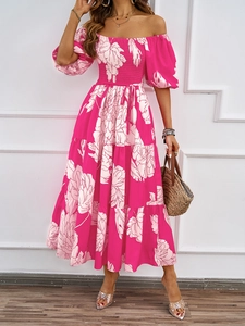 Détails d'une robe fleurie rose avec manches bouffantes et bustier élastique élégant