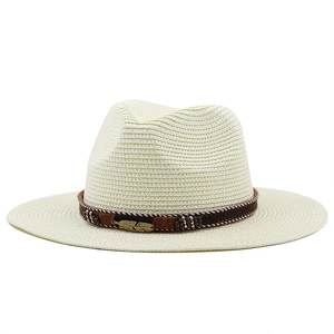 Détail du chapeau de paille crème avec ruban brun, plume en métal et perles bohèmes