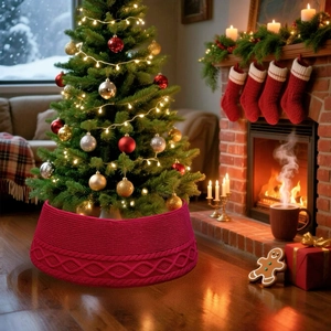 Detailansicht der roten gestrickten Weihnachtsbaumdecke mit klassischem Zopfmuster-Design