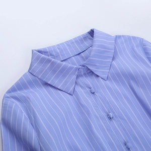 Dettaglio del colletto alla coreana e dei bottoni rivestiti in tessuto di questa camicia