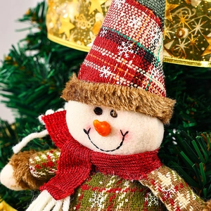 Primer plano detallado de un lindo adorno de muñeco de nieve de Navidad de felpa con gorro a cuadros