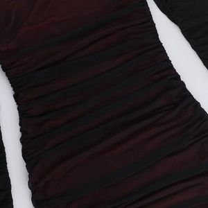 Gros plan sur le tissu en maille dégradé rouge et noir avec texture plissée