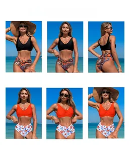 Detailansicht der High-Waist-Bikinisets mit Paisley- und Blumenmuster am Strand