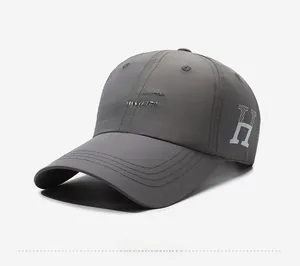 Détail d'une casquette de baseball gris foncé séchage rapide avec broderie