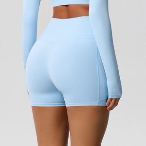 Vue détaillée du short de yoga bleu clair taille haute avec couture galbante et texture douce