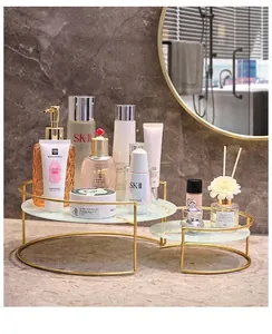 Detalle de estante de baño dorado con bandejas de mármol y estructura de marco ajustable