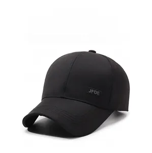 Détail de la casquette de baseball noire montrant le coton et le patch latéral JFDE