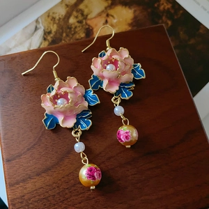 Detail von Blumenohrringen mit rosa Blütenblättern, Goldrand, Perlen und Rosenperlen