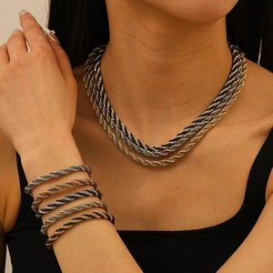 Collier et bracelets multi-rangs en maille torsadée dorée 18K et argentée élégante