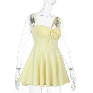 Vue détaillée de la robe trapèze jaune clair avec dentelle et nœud papillon devant