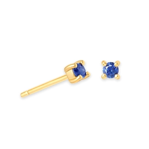 Détail des boucles d'oreilles 4 griffes en argent S925 doré avec zircon bleu rond