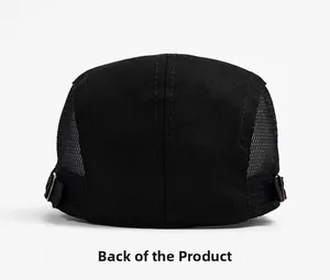 Dettaglio del cappello a rete nero con fibbia in metallo regolabile sul retro