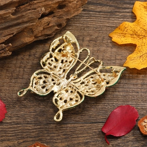 Vue arrière détaillée de la broche papillon vintage en or montrant le fermoir de sécurité