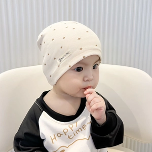 Single-layer cotton knit baby beanie with gold star print in cream white color