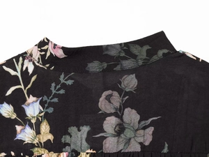 Gros plan d'une robe fleurie montrant les coutures du col et la texture du tissu