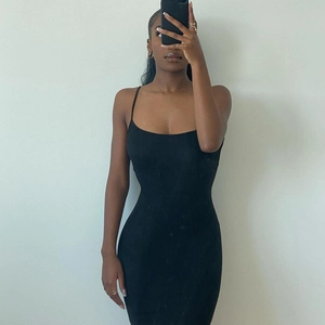 Gros plan d'une robe longue moulante noire sans manches en tissu doux et élastique