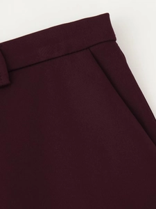 Détail de la taille et de la couture de poche sur un pantalon de ville bordeaux