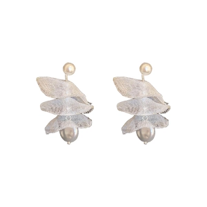 Elegant white lace flower earrings with faux pearls and silver needles for a romantic style