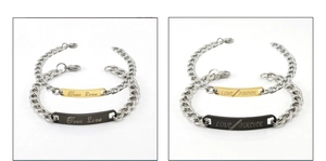 Gros plan de bracelets de couple en acier inoxydable avec gravure True Love et Love Forever