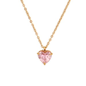 Goldene Halskette mit rosa herzförmigem Edelstein-Anhänger auf weißem Grund