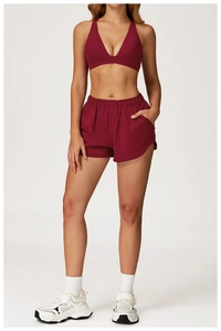 Détail du short de sport bordeaux à taille haute avec poches latérales et ceinture élastique