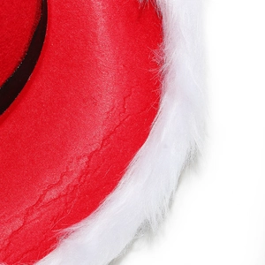 Dettaglio cappello da cowboy rosso con bordo in finta pelliccia bianca e cinturino nero