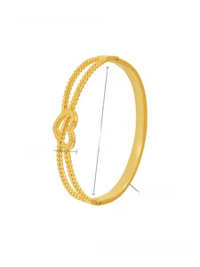 Détail montrant la structure perlée à double rangée et le design coeur de ce bracelet