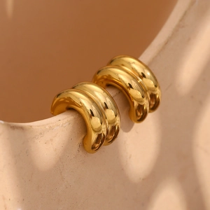 Détail de boucles d'oreilles créoles doubles en plaqué or 18 carats sur céramique