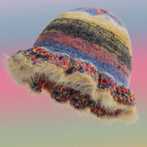 Vintage gebreide vissershoed met kleurrijke strepen en gele rand van imitatiebont