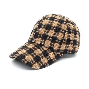 Dettaglio della trama in tweed a quadri vintage e del tessuto di questo berretto invernale