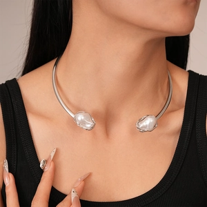Minimalist silver metal neck collar with irregular baroque pearls for women