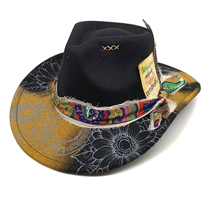 Détail d'un chapeau en feutre western avec motifs floraux et ruban de style ethnique