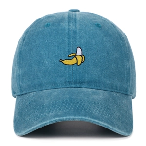 Détail d'une broderie de banane sur une casquette en coton bleu délavé vintage