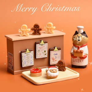 Scena di panetteria natalizia in miniatura con gatto fornaio e dolci festivi assortiti