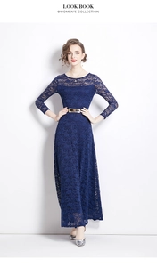 Dettaglio dell'abito lungo in pizzo blu navy con cintura con fibbia dorata