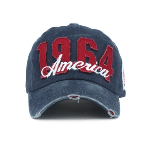 Détail de la broderie 1964 America et de la visière usée sur la casquette de baseball