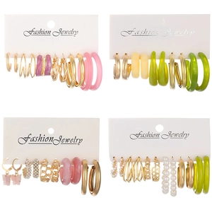 Set de pendientes de moda con aros dorados, resina, perlas y colgantes de mariposa