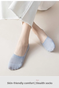 Gros plan sur des chaussettes invisibles bleu clair en maille respirante pour femmes