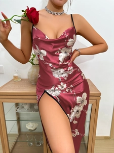 Détail de la robe en satin bordeaux avec imprimé floral et fente latérale haute