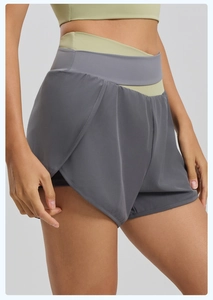 Détail du short de yoga deux-pièces avec taille haute olive et fente latérale
