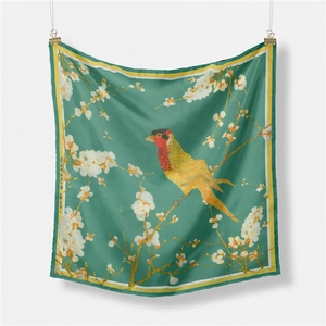 Détail d'un foulard en soie avec peinture à l'huile, perroquet, fleurs et calligraphie