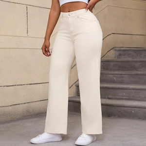 Détail d'un jean taille haute blanc cassé à imprimé étoiles avec des baskets blanches