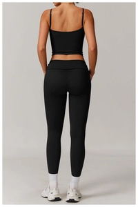 Vue détaillée du legging taille haute et du crop top noir avec silhouette affinée du dos