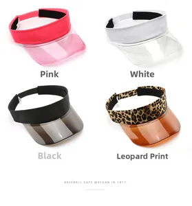 Dettaglio di quattro visiere parasole trasparenti in rosa, bianco, nero e stampa leopardata