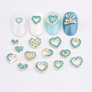 Détails de charmes à ongles en cœur doré avec strass bleu clair étincelants